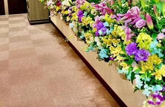 鮮やかな花と心温まる祭壇で、大切な人をお見送り｜川崎市の葬儀は花美葬
