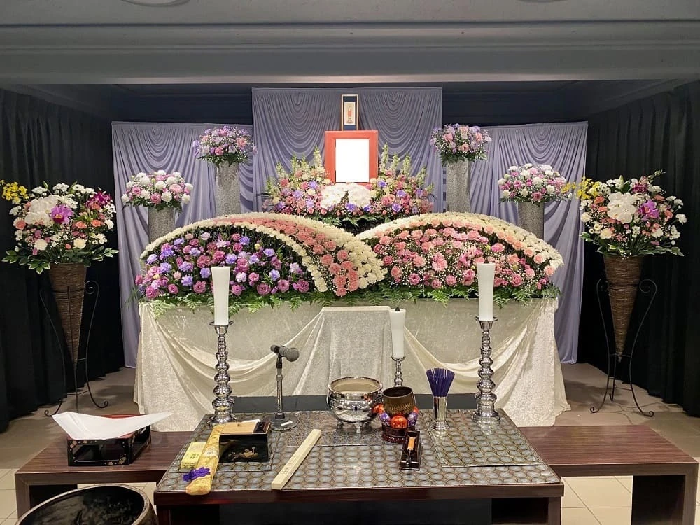 お花屋さんならではのこだわりの生花祭壇