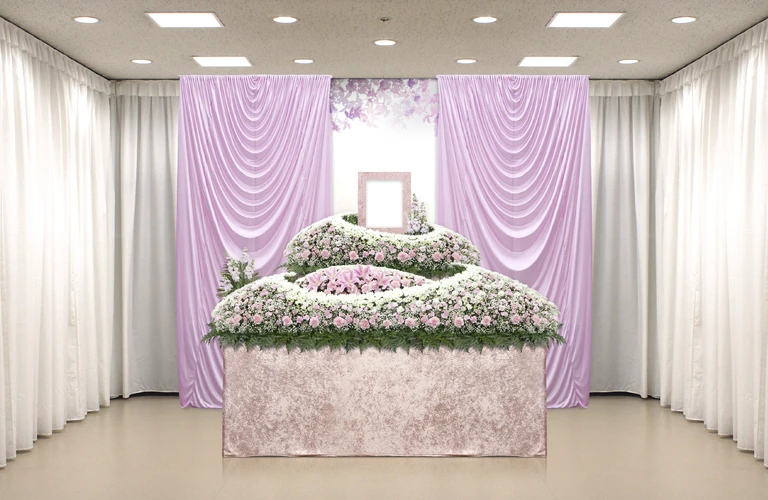 低価格でも全てのプランに花祭壇がセットの葬儀プラン　花美葬