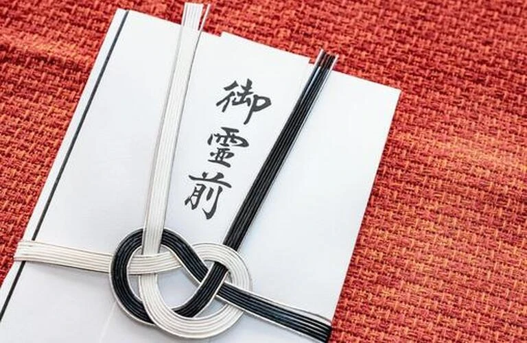 香典のマナーを知ろう！立場による金額や渡し方、袱紗や香典袋の正しい使い方